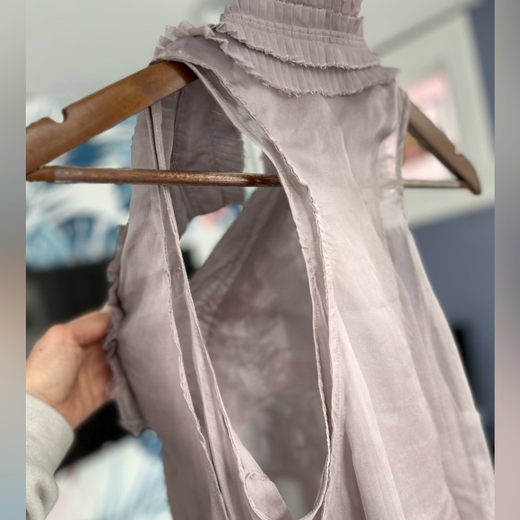 Delicate and feminine grey flowy tank blouse. - Picture 3 of 6